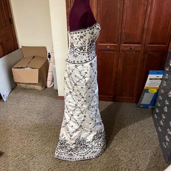 Black and white embroidered wedding dress - Picture 5 of 14